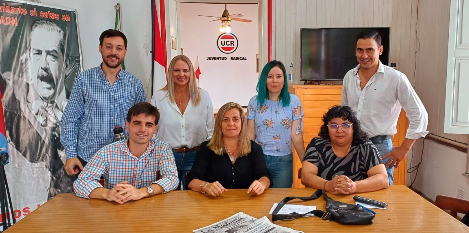 Foto: reunidos en el comité de la UCR Victoria, Marcela Ántola, Pamela Núñez, Leandro López, Alejandra Trucco, Andrea Pérez Simondini, César Córdoba y Juan Uranga