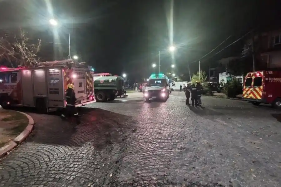 Se derrumbó una casa en la barranca del río en Rosario y tres personas quedaron atrapadas