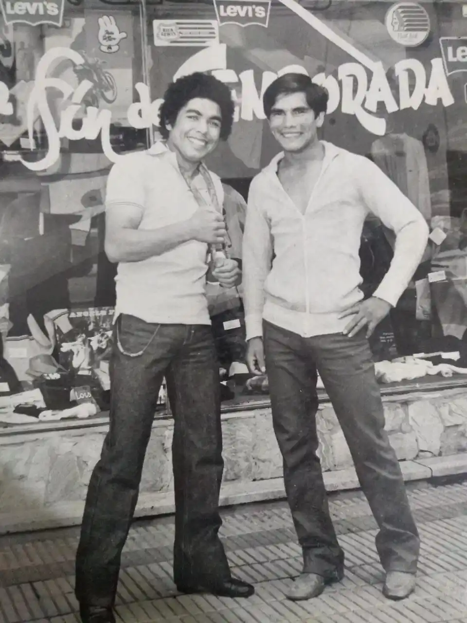 Palma y César Villarruel. El tandilense desafió al chaqueño, pero nunca se enfrentaron. La foto fue tomada en la vereda de Gringo´s, la tienda que tenía Graciano Pintore.