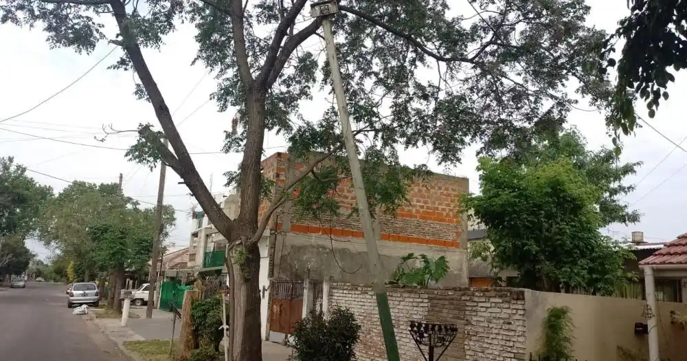 Lomas de Zamora: Un poste de luz está a punto de caerse y los vecinos le reclaman desde febrero a la empresa eléctrica