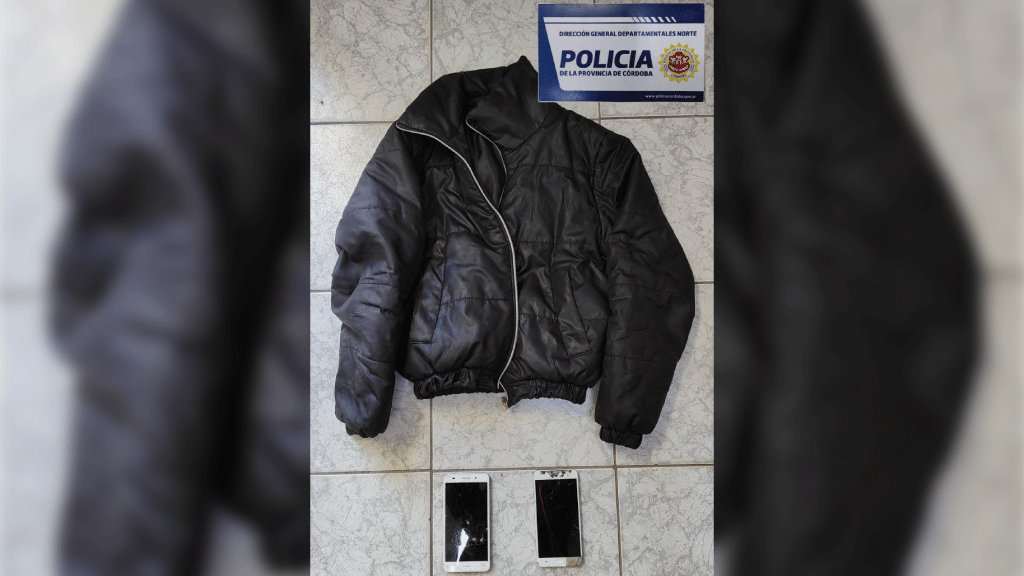 La campera y los celulares recuperados.