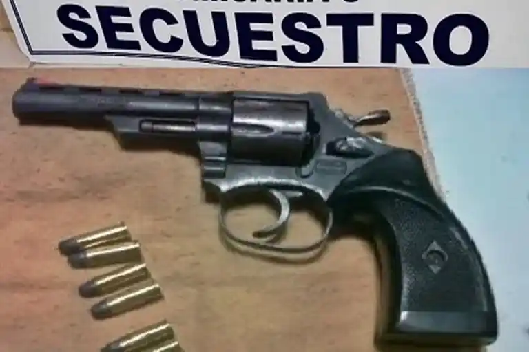 Un joven de 19 años tenía pedido de captura y deambulaba armado por un barrio