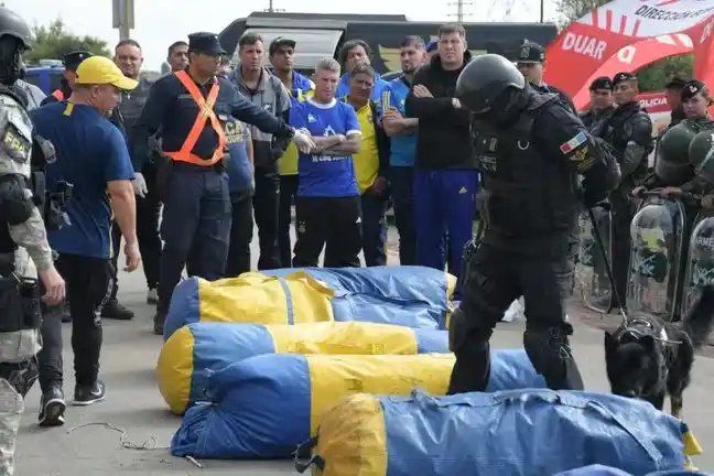 Se secuestraron cuatro armas de fuego, una de ellas oculta en el interior del aire acondicionado del micro.