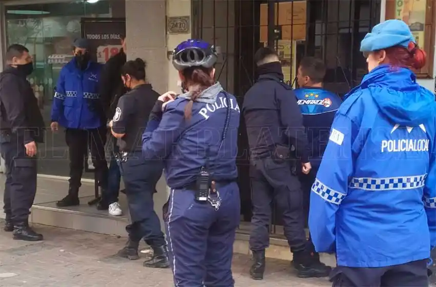 Dos delincuentes fueron golpeados por un grupo de personas en plena peatonal