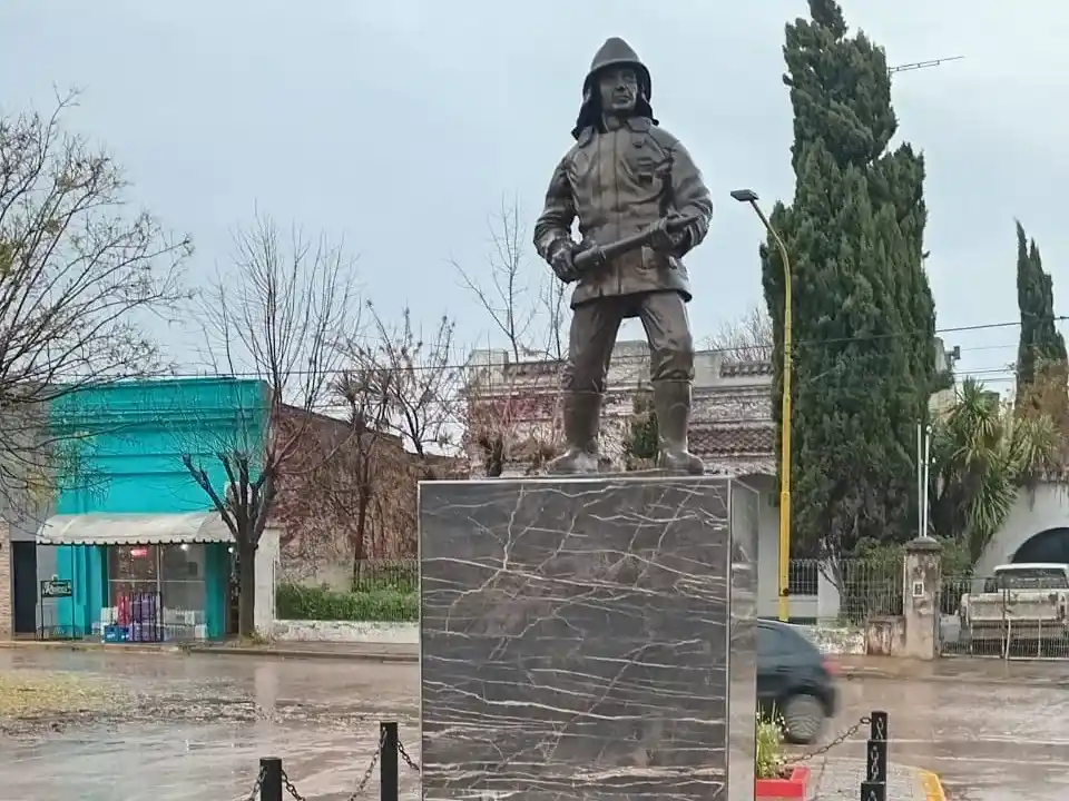 El monolito se encuentra emplazado a metros del Cuartel de Bomberos Voluntarios, sobre la avenida Presidente Perón N° 355