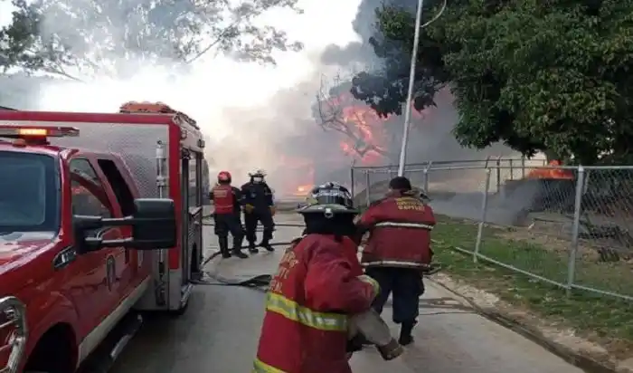 Se incendia gandola de gasolina en Fuerte Tiuna este #07Ene