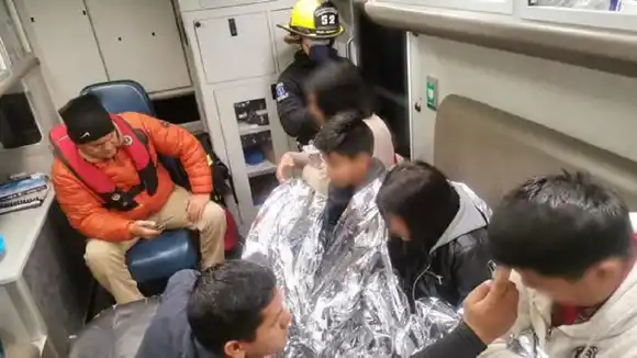 MUERTOS DE FRÍO y mojados hasta los huesos: rescatan a familia de migrantes en el Río Bravo