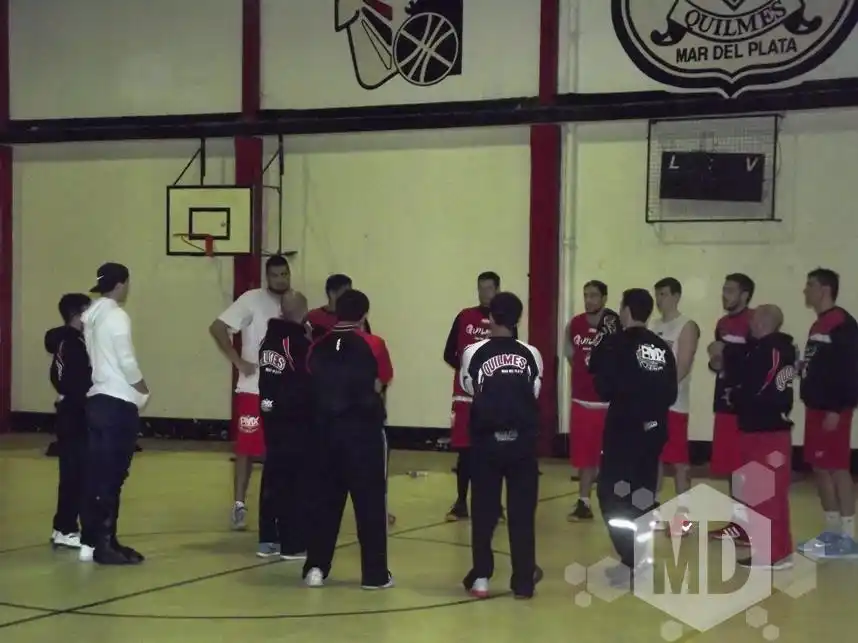 Quilmes trabajó esta noche en su sede social. 