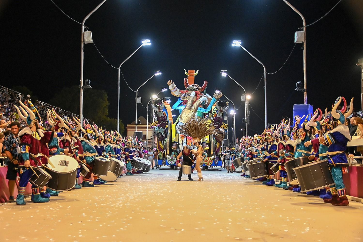 La pasarela del Corsódromo comenzará a brillar esta noche con el Carnaval del País