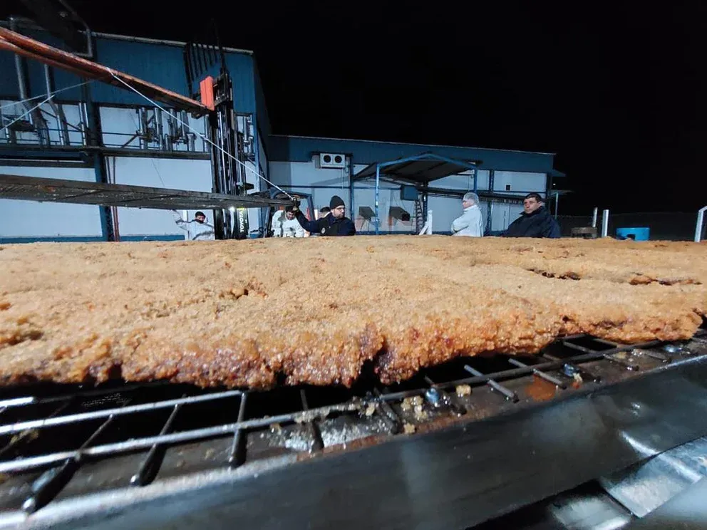 Cocinarán la milanesa más grande del mundo: será de 4 metros por 3 y comerán 1.500 personas