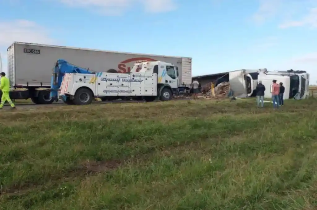 Vuelco de un camión en autopista Rosario-Córdoba