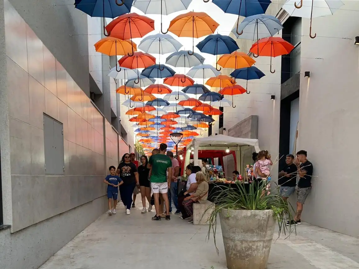 El Paseo de Colores vuelve a llenar de música y feria el Pasaje Cornaglia