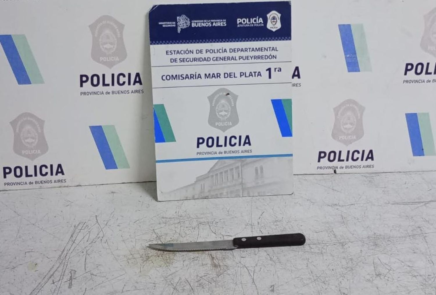 Amenazó con un cuchillo a dos jóvenes, les robó y fue retenido por vecinos