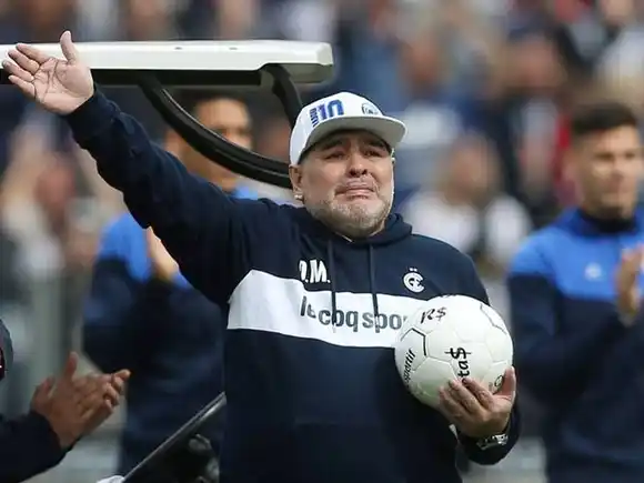 El velatorio íntimo: familiares, excompañeros y futbolistas le dieron el último adiós