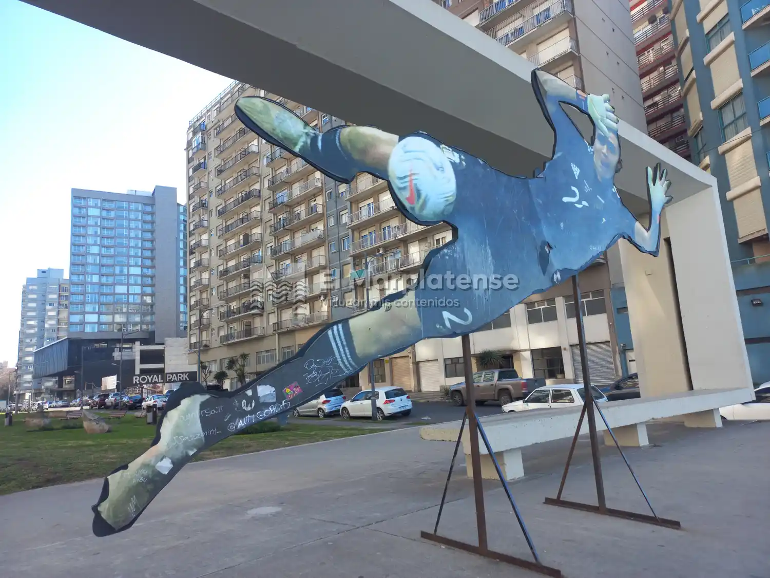 La gigantografía del "Dibu" será reemplaza por otra del arquero marplatense.