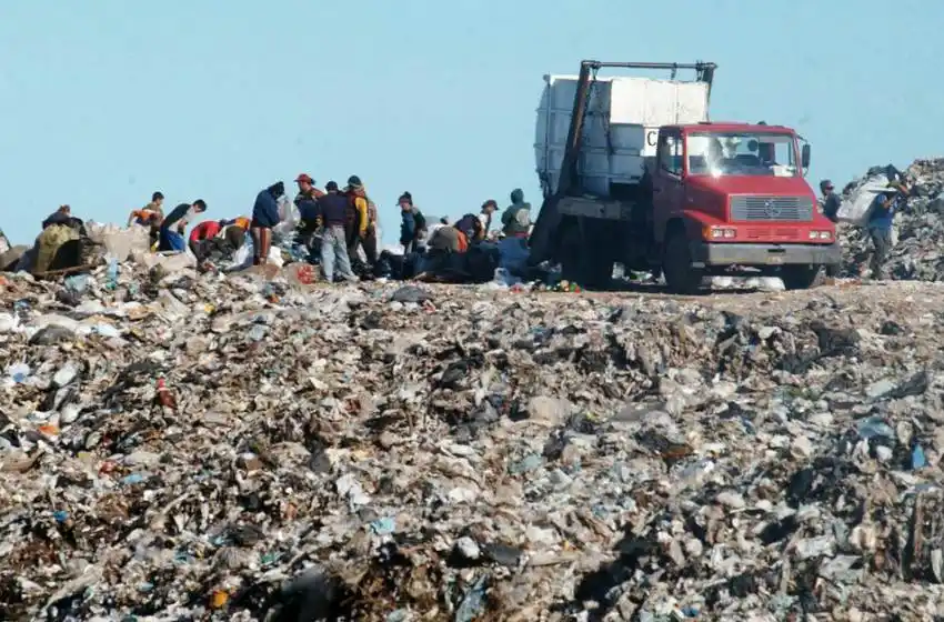 El Municipio firmó el acuerdo para que CEAMSE opere en el basural