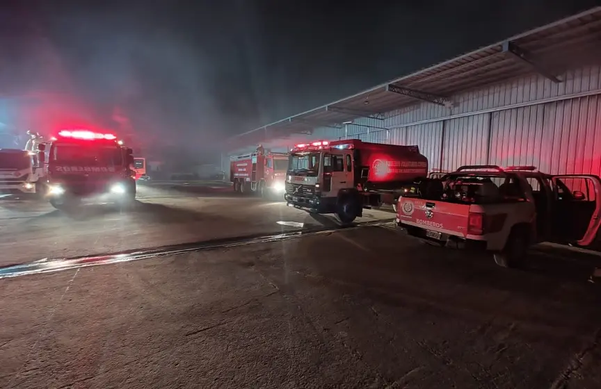 Incendio de grandes dimensiones en fábrica de tanques: cedió parte de la estructura