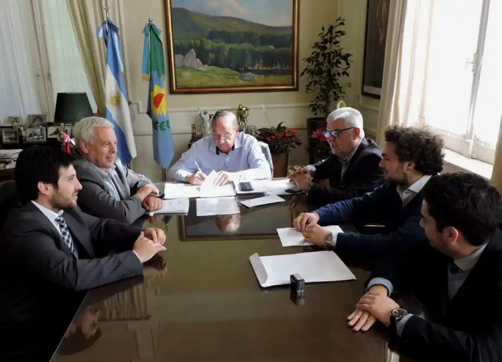 Se firmó el contrato para completar el montaje de la  estructura del complejo de piletas 