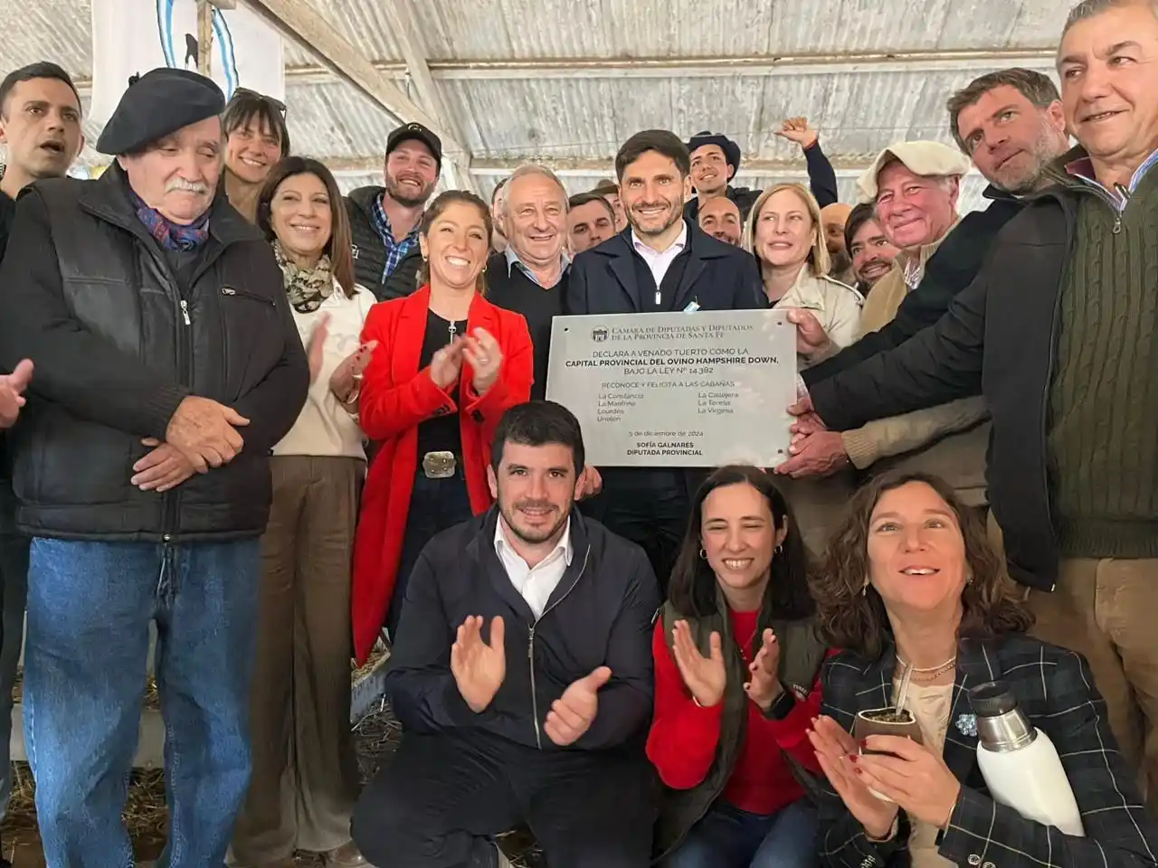 El gobernador Pullaro, junto a la diputada Galnares, sostiene la placa conmemorativa. Foto: Gentileza