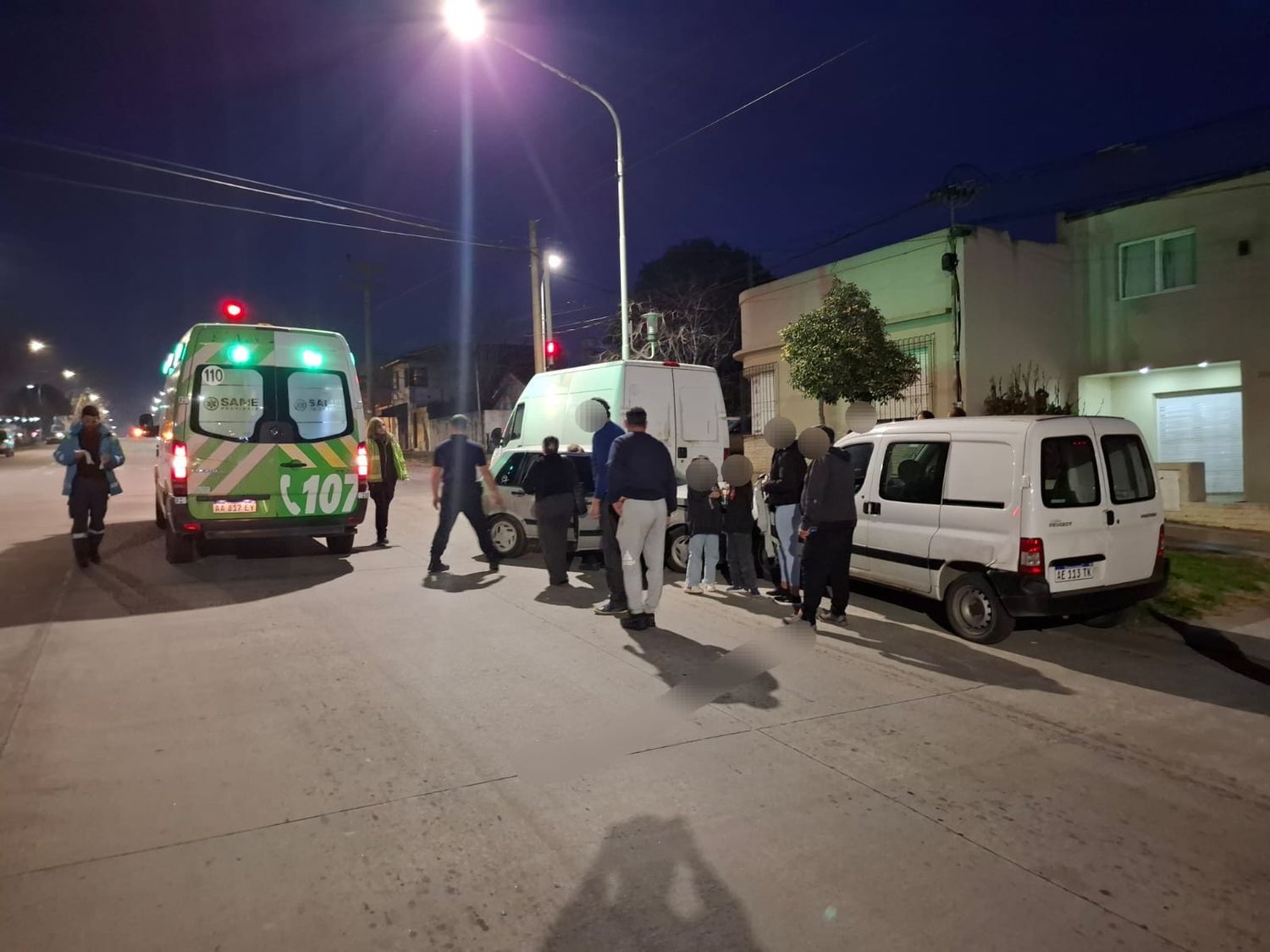 Un hombre sufrió una descompensación al volante y chocó dos vehículos estacionados