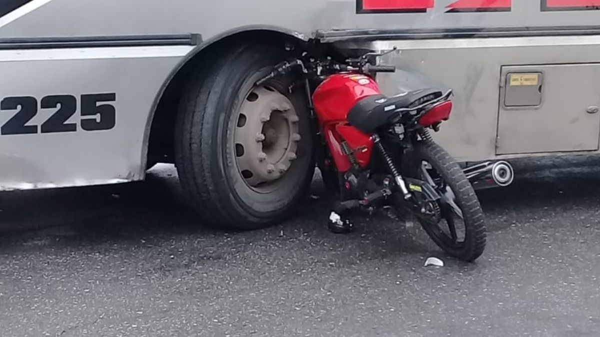 Motociclista se incrustó en un coche de la Línea 2 frente a Ciudad Universitaria