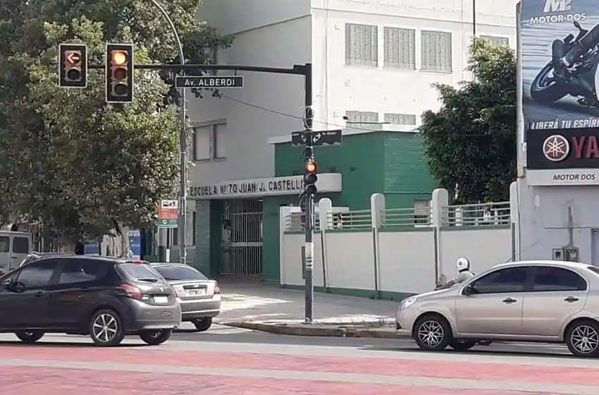 Abrazo solidario a la escuela primaria Juan José Castelli por falta de gas