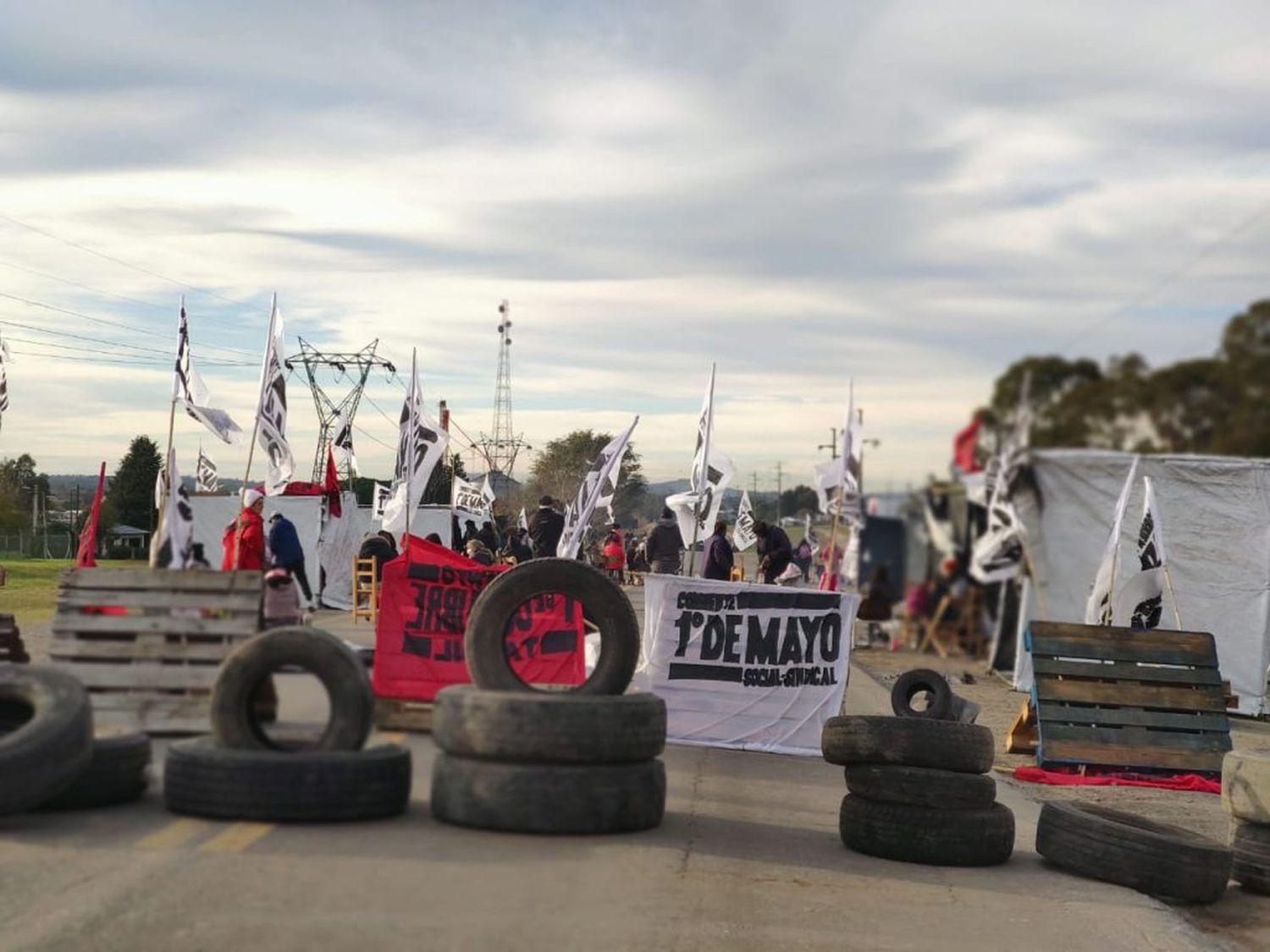 El corte de la 226 cumplió otra jornada, entre quejas de automovilistas y un posible desalojo