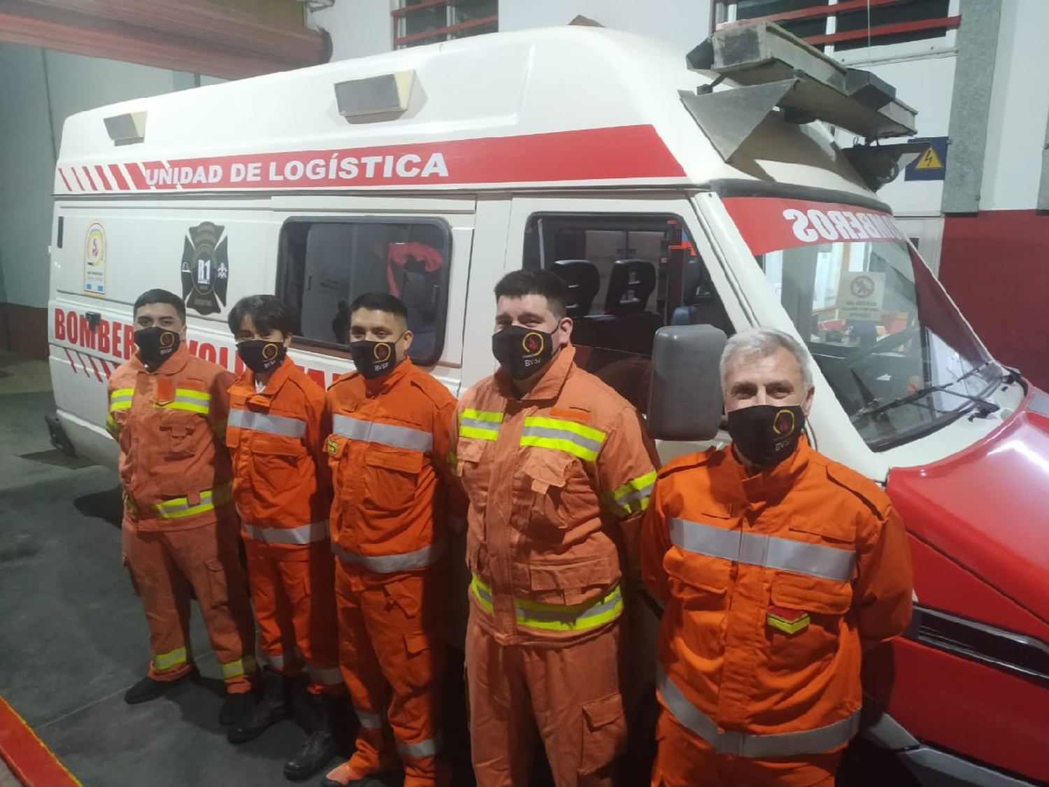 Una dotación de bomberos de la ciudad viajó a colaborar en los incendios de las Sierras