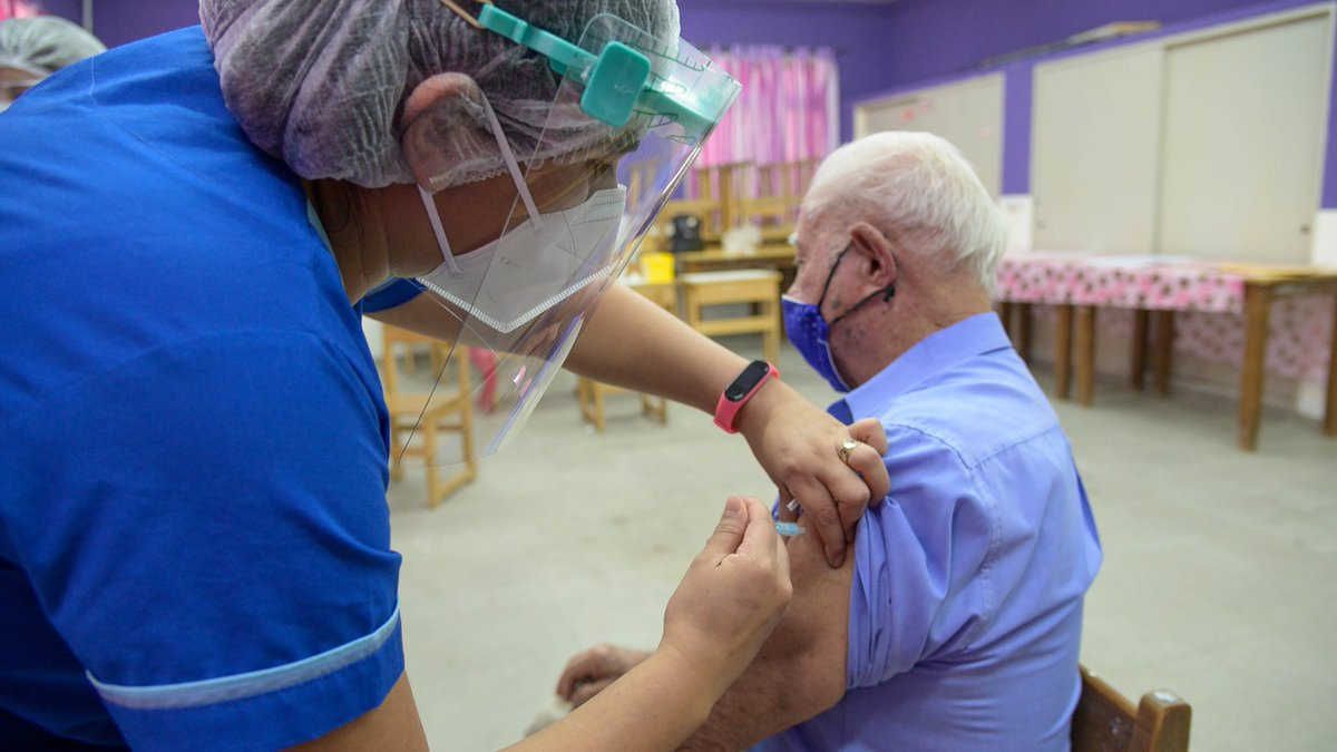 Adultos mayores de las residencias recibieron 
la vacuna antigripal y la 4.a dosis de covid-19