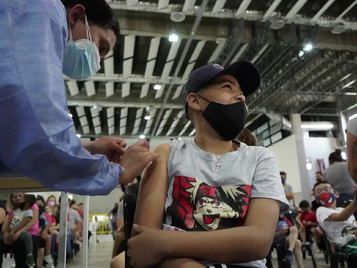Vacunación anti covid: este miércoles colocan segundas dosis a menores y adultos 
