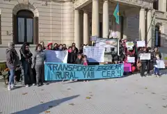 Importante manifestación de padres de escuelas rurales en el Municipio por la falta de transporte