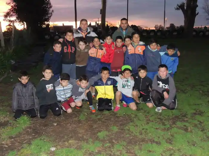 Los chicos reciben la ayuda del Club Alvarado.