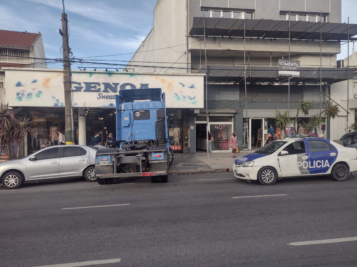 Así fue el espectacular choque de un camión en Juan B. Justo