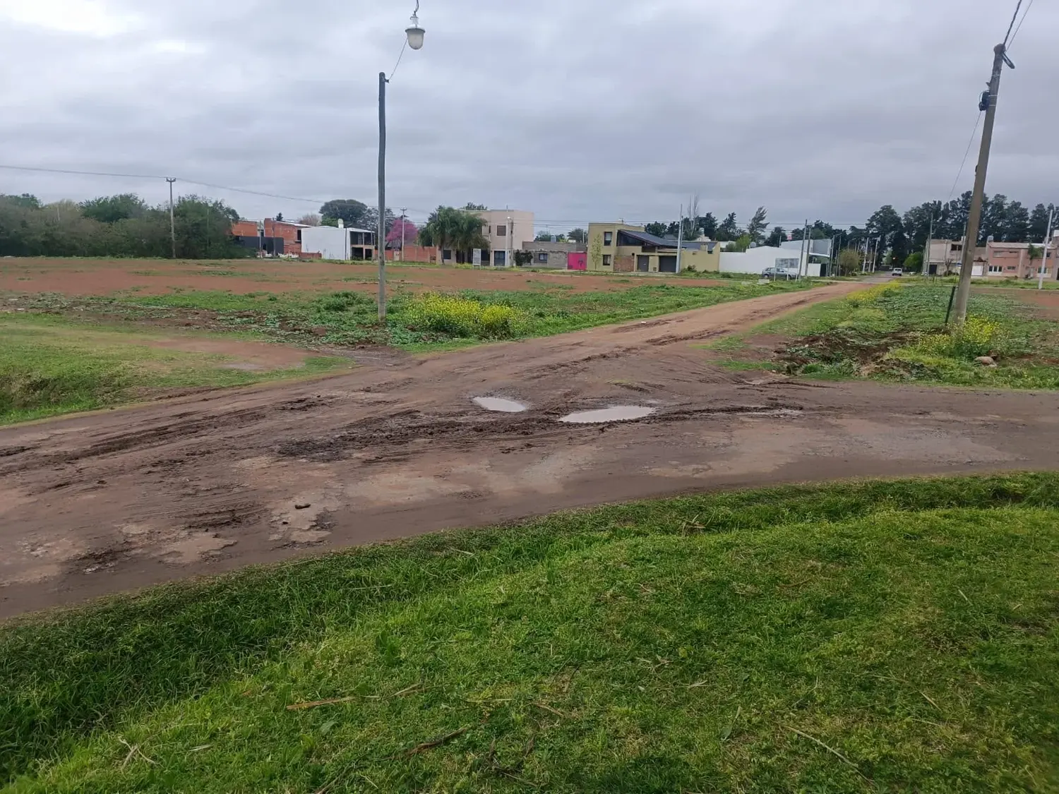 Padre Santana y Novillo: vecinos reclaman que rompieron la calle para instalar cloacas