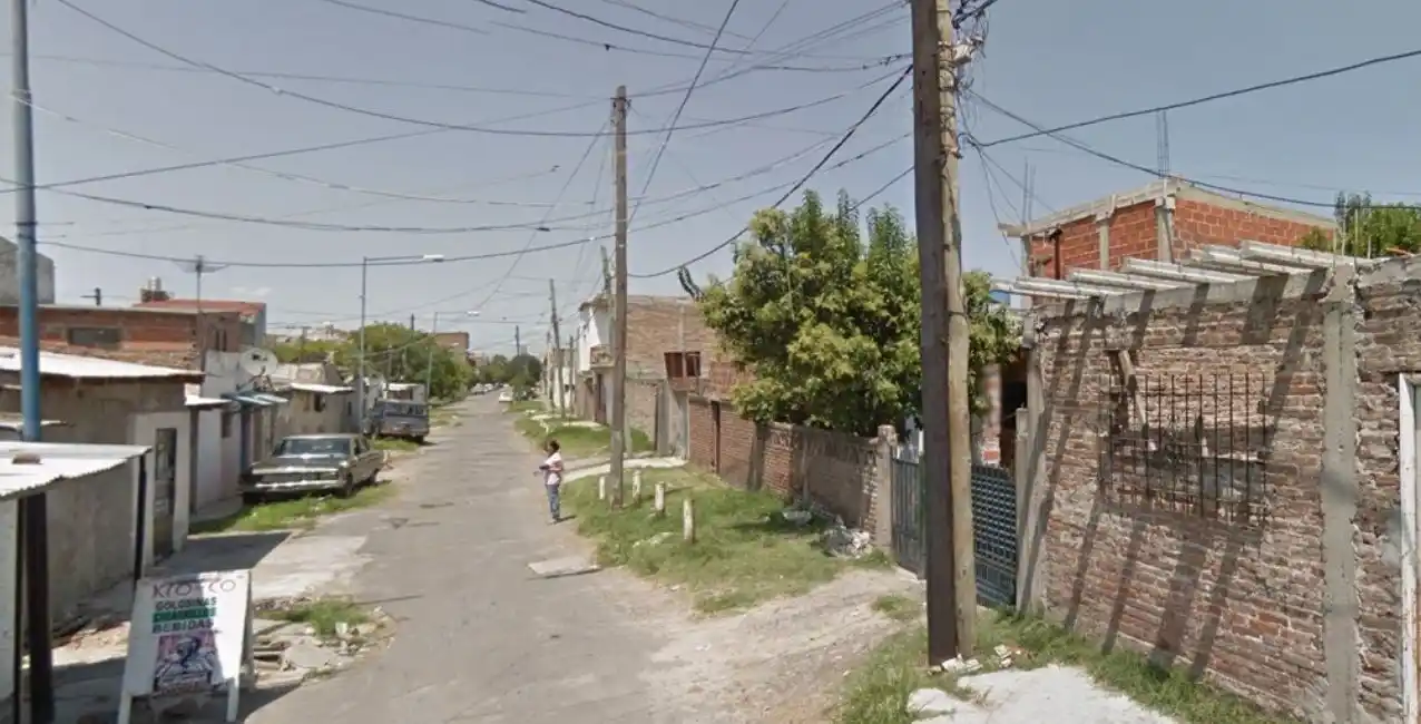 Una mujer jugaba con un arma, se le disparó y mató a un hombre