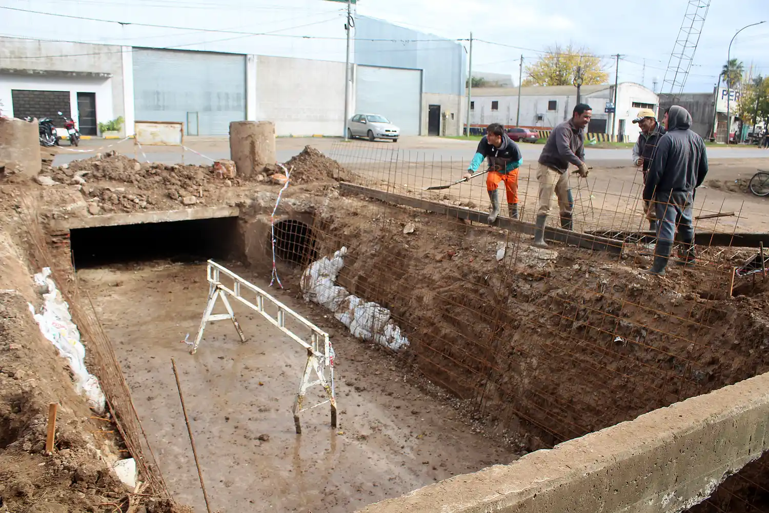 Se trabaja en el ensanchamiento de un tramo de la alcantarilla.