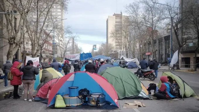 Mar del Plata: Se levantó el acampe en el Municipio tras la promesa de entrega de mercadería
