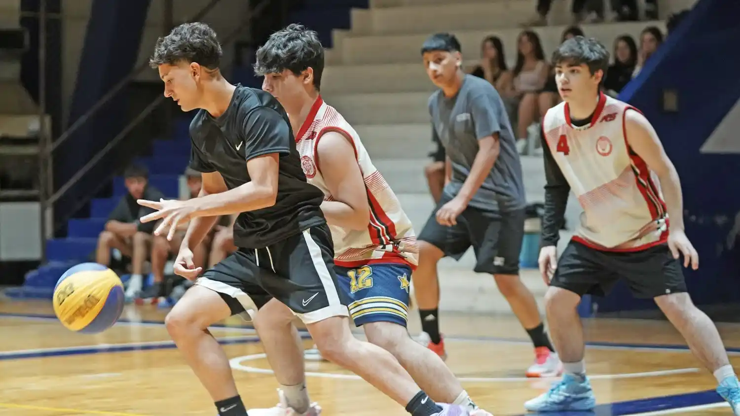 "Hasta que cante el gallo" - Piso de los deportes (Básquet)