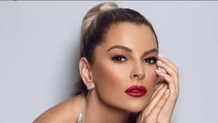 Marjorie de Sousa canta villancicos con su hijo