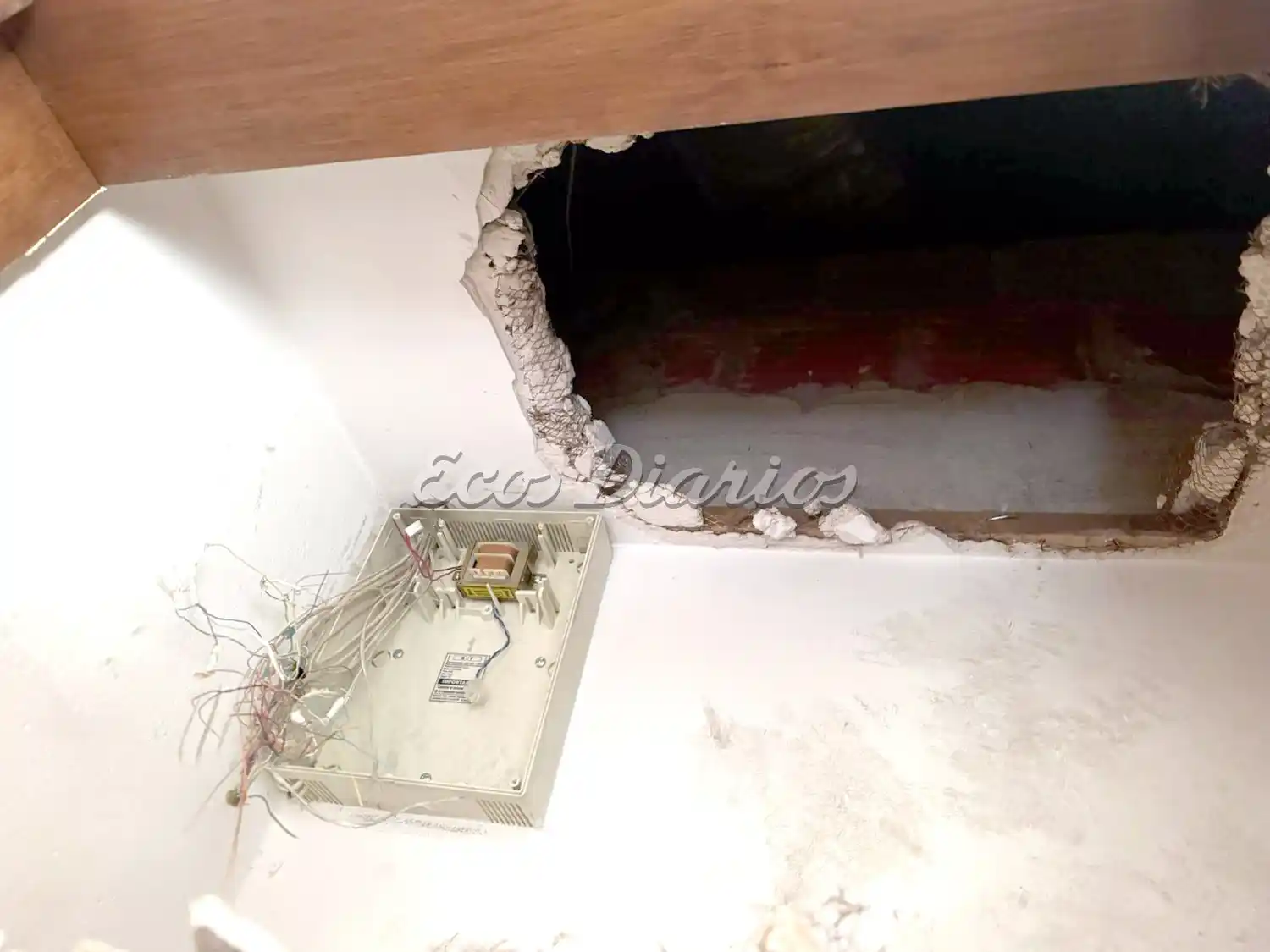 Daños en el techo y en uno de los ambientes de la casa de los dueños de Dolce Patagonia, tras el accionar delictivo