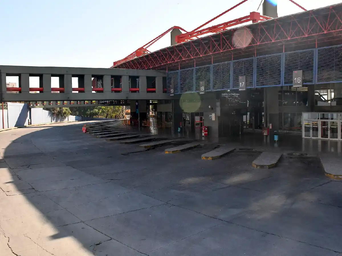 Interurbanos: Aoita acordó con empresarios, pero los colectivos no vuelven