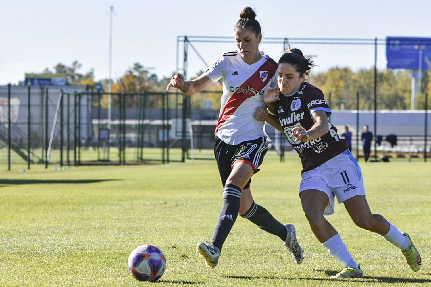Romina Núñez anotó de penal para el empate de UAI Urquiza con River