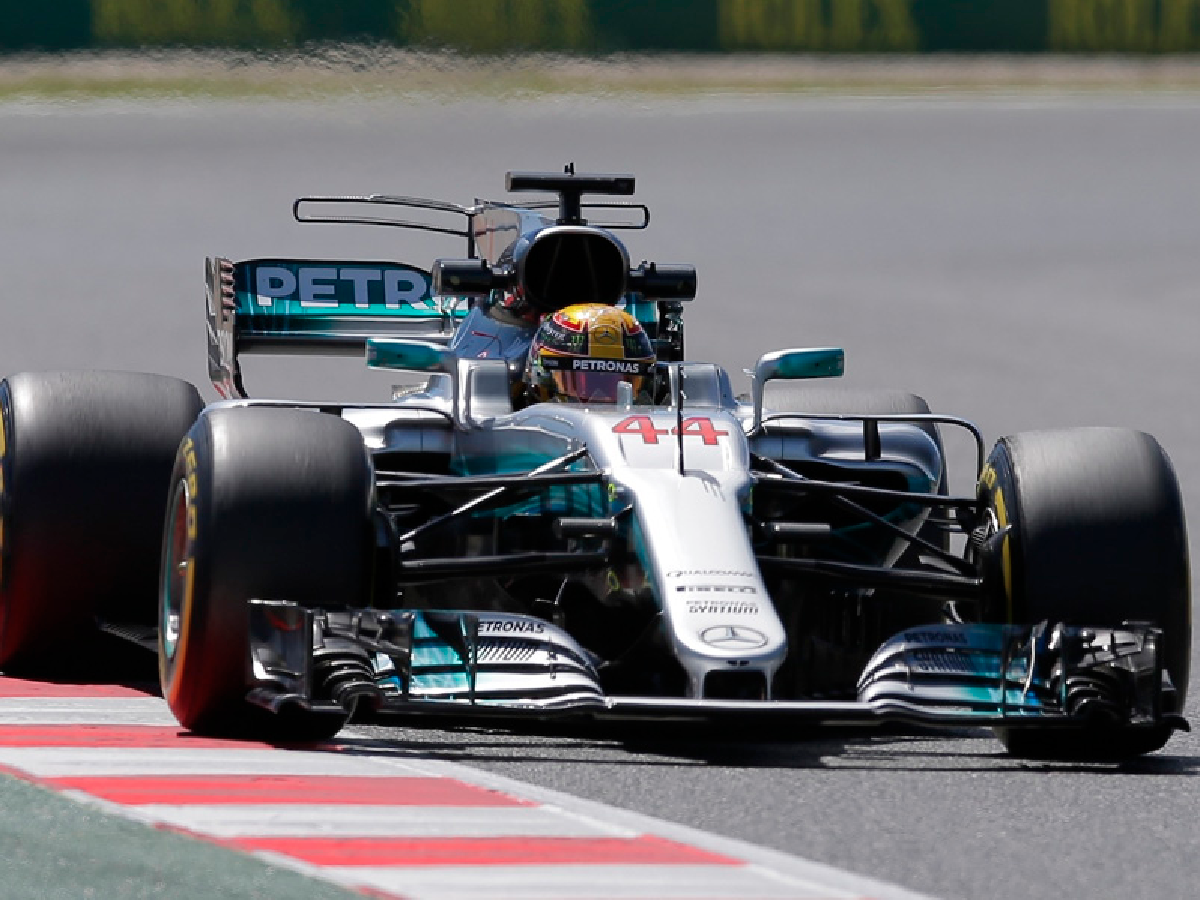 Hamilton larga adelante