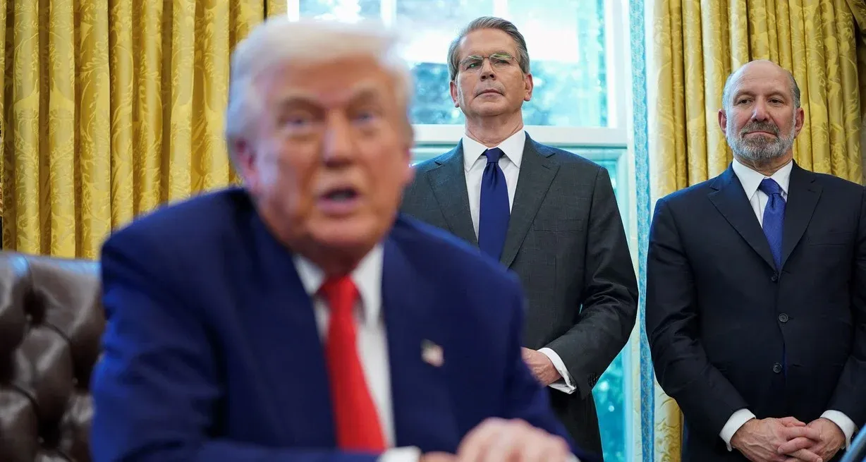 El secretario de Comercio de EE. UU., Howard Lutnick, y el secretario del Tesoro, Scott Bessent, observan mientras el presidente Donald Trump firma órdenes ejecutivas y proclamaciones en la Oficina Oval de la Casa Blanca en Washington, D.C., EE. UU. Foto: REUTERS / Nathan Howard.
