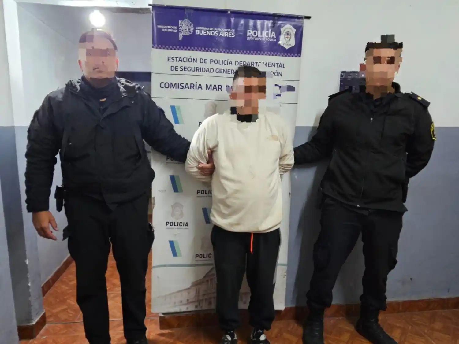 Efectivos policiales se dirigieron a una vivienda ubicada en Remedios de Escalada al 3100, donde junto al Comando de Patrullas lograron aprehender al sospechoso.