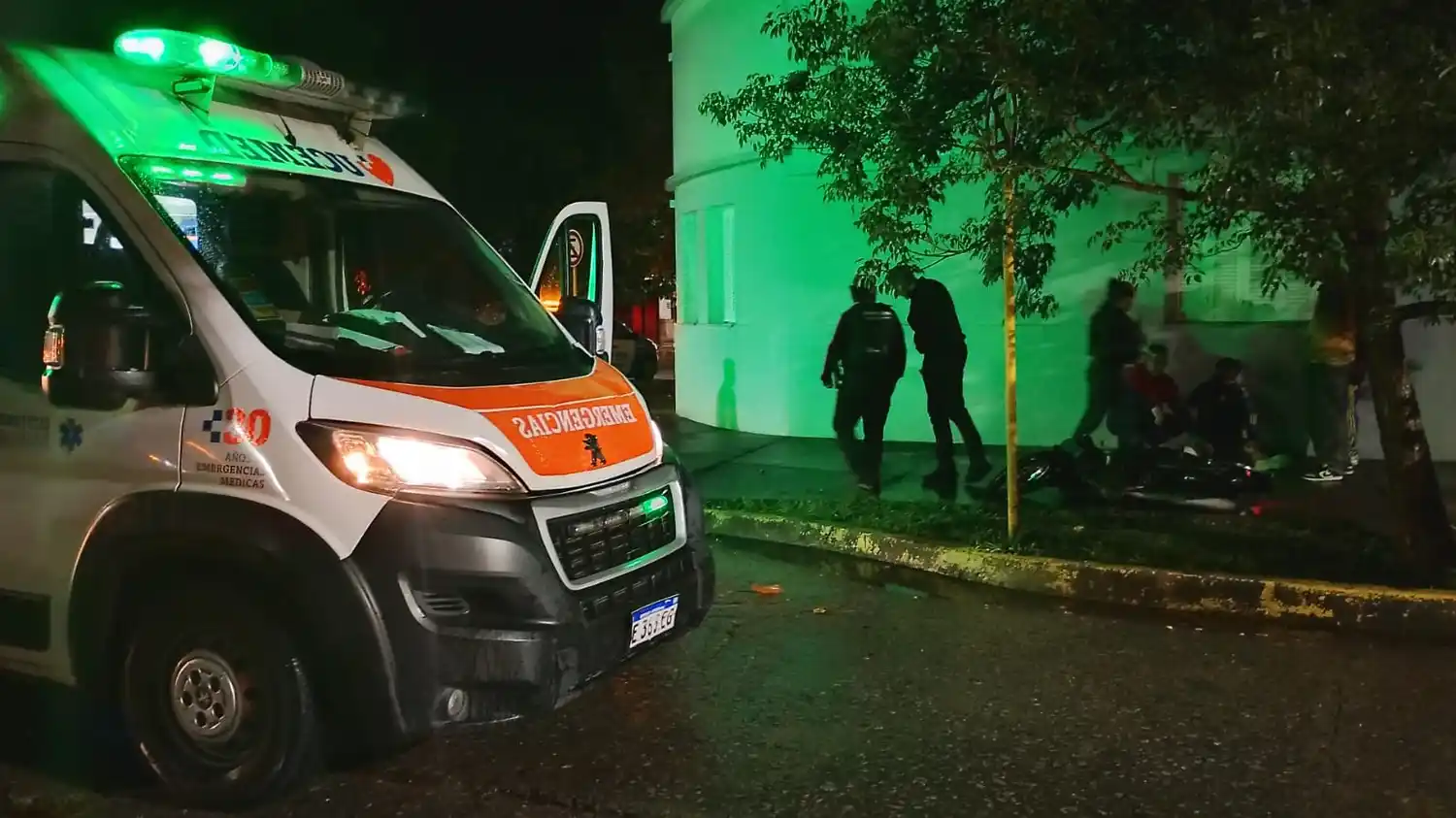 Choque entre una ambulancia y una moto dejó dos jóvenes lesionados