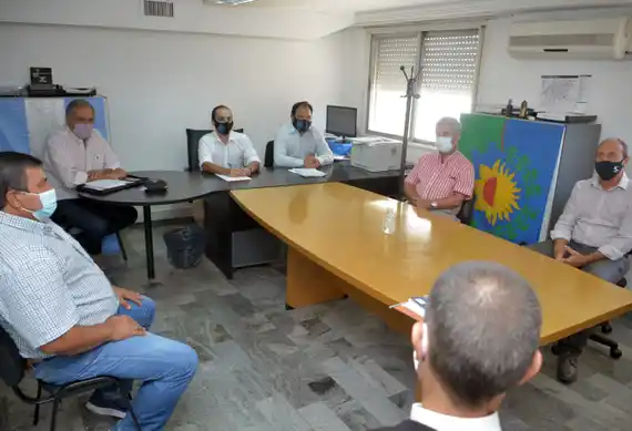 En total hermetismo, las partes en conflicto se reunieron en Trabajo y seguirán negociando