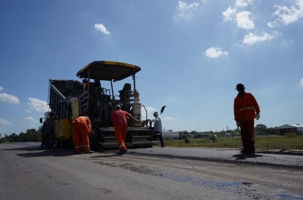 Operarios realizan obras en una ruta nacional