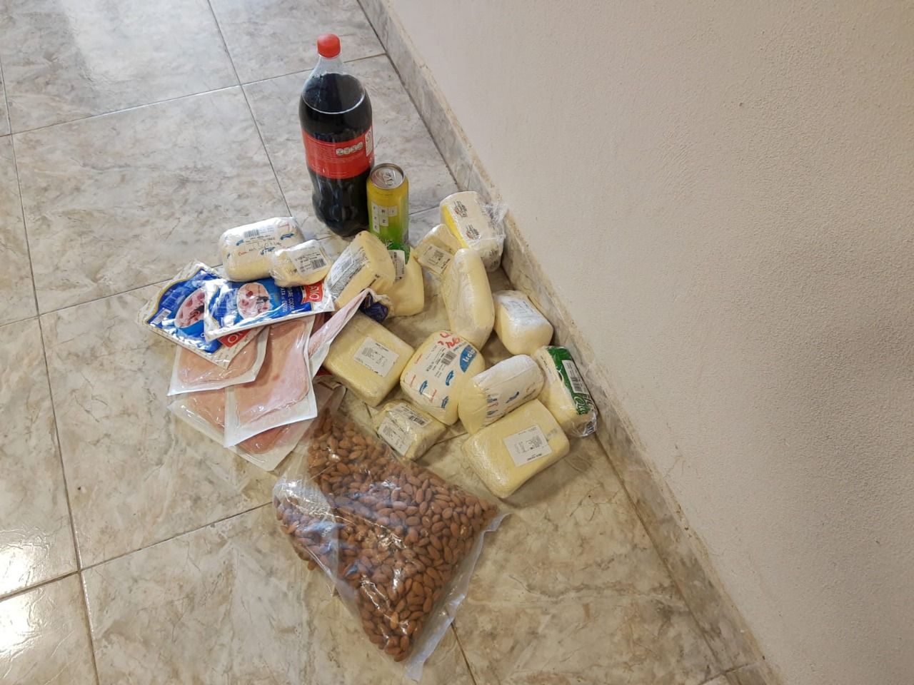 Decomiso de alimentos vencidos en un supermercado