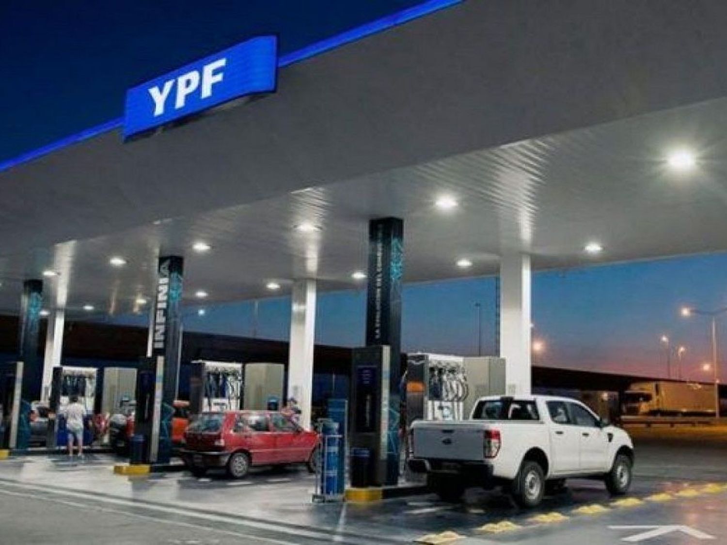 Por qué YPF baja un 4% el precio de los combustibles a partir del 1° de mayo